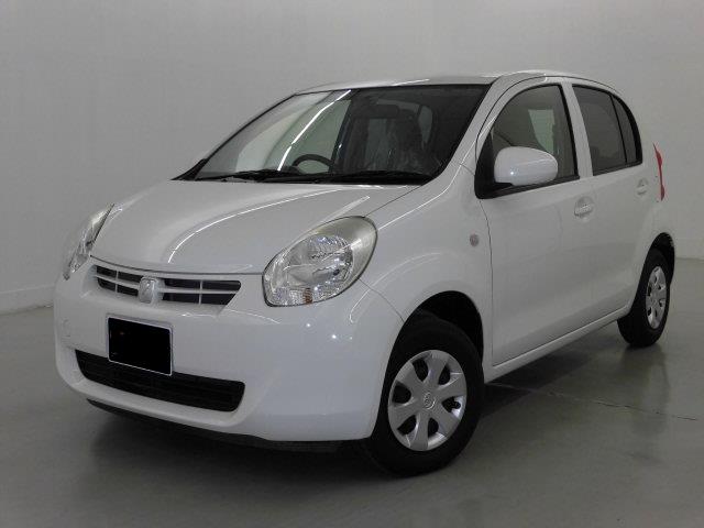 Used Toyota Passo 2012 model White Pearl body color photo: Front view