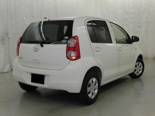 Used Toyota Passo 2012 model White Pearl body color photo: Back view