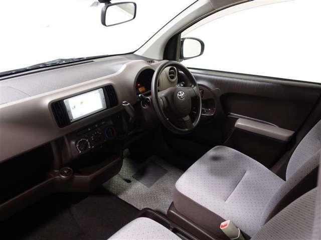 Used Toyota Passo 2014 model Black body color photo: Interior view
