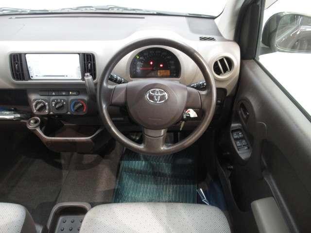 Used Toyota Passo 2014 model Bordeaux (Burgundy) body color photo: Interior view