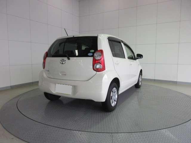 Used Toyota Passo 2014 model White Pearl body color photo: Back view