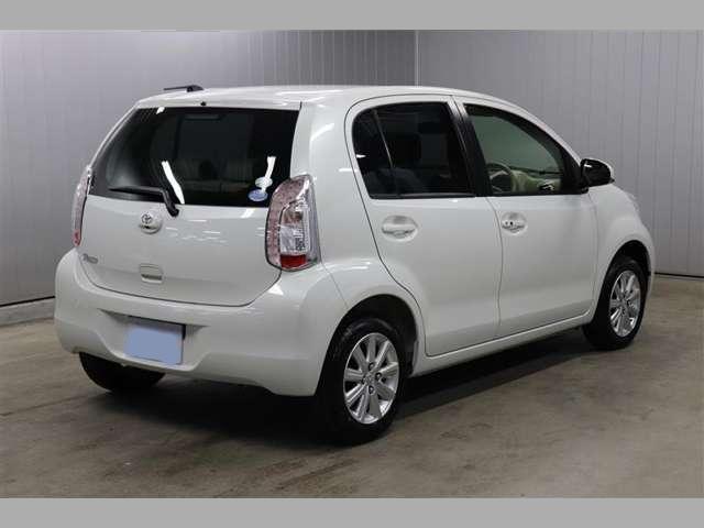 Used Toyota Passo 2015 model White Pearl body color photo: Back view