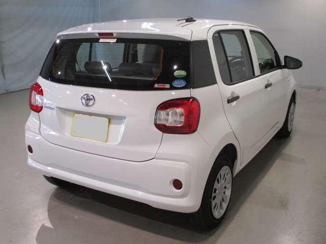 Used Toyota Passo 2016 model White Pearl body color photo: Back view