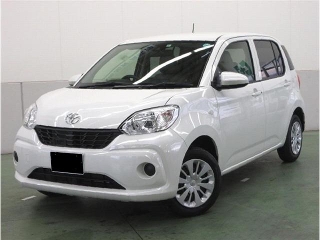 Used Toyota Passo 2017 model White Pearl body color photo: Front view