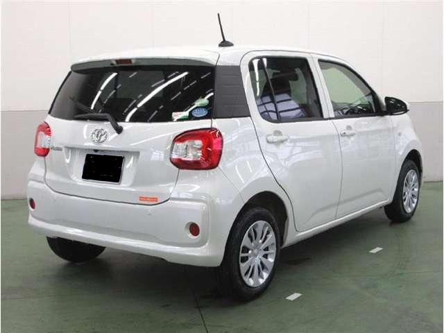 Used Toyota Passo 2017 model White Pearl body color photo: Back view