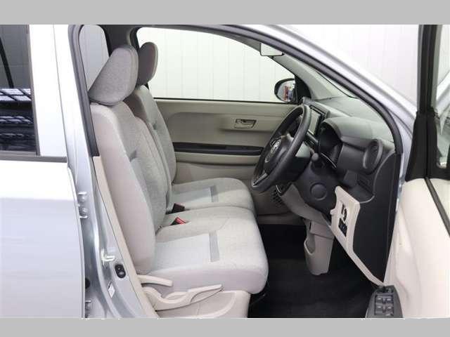  Used Toyota Passo 2017 model Silver body color photo: Interior view