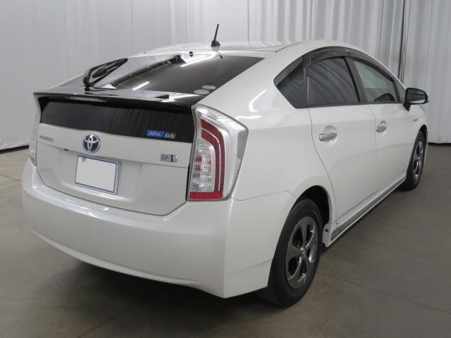 Used Toyota Prius 2014 Model White Pearl color picture: Back view