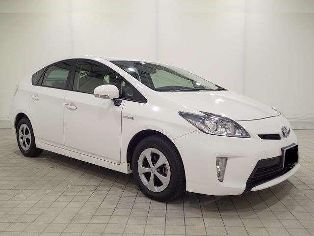 Used Toyota Prius 2015 Model White Pearl color picture: Front view