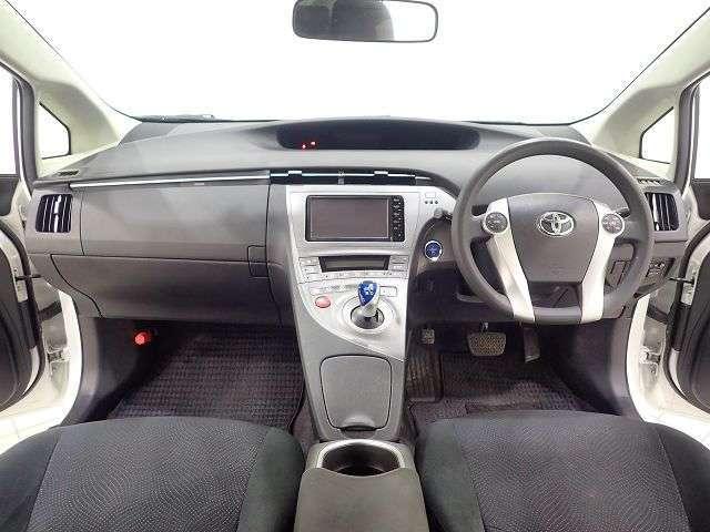 Used Toyota Prius 2015 Model White Pearl color picture: Interior view