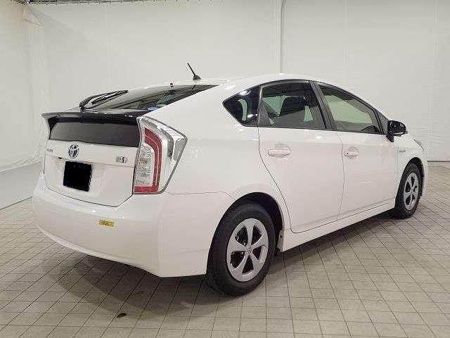 Used Toyota Prius 2015 Model White Pearl color picture: Back view
