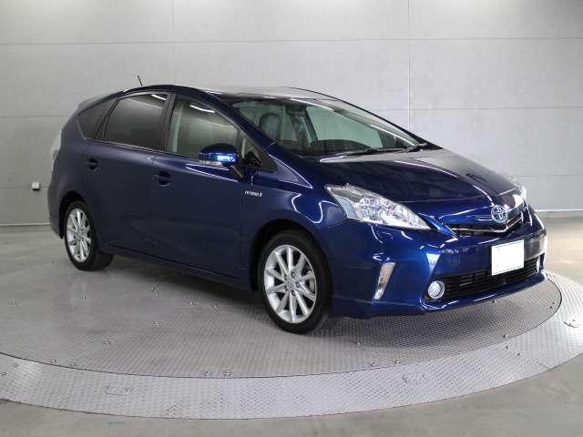 Used Toyota Prius Alpha 2013 model Dark Blue color: Front photo