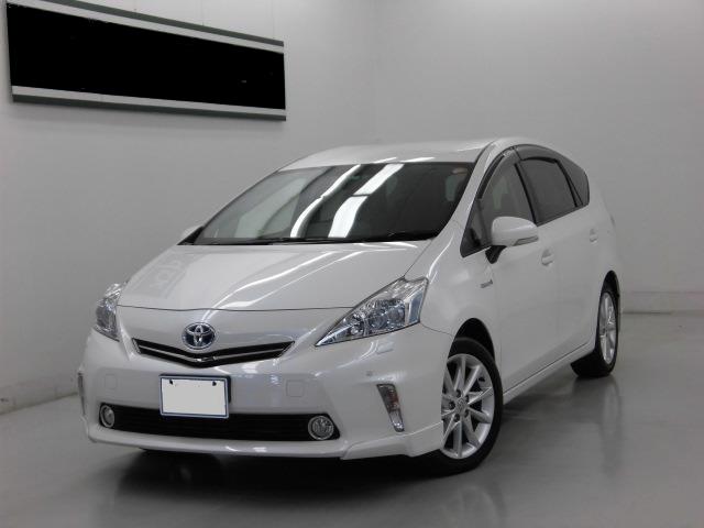 Used Toyota Prius Alpha 2013 model Pearl White color: Front photo