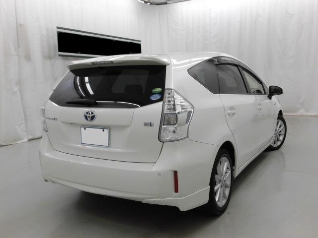 Used Toyota Prius Alpha 2013 model Pearl White color: Back photo