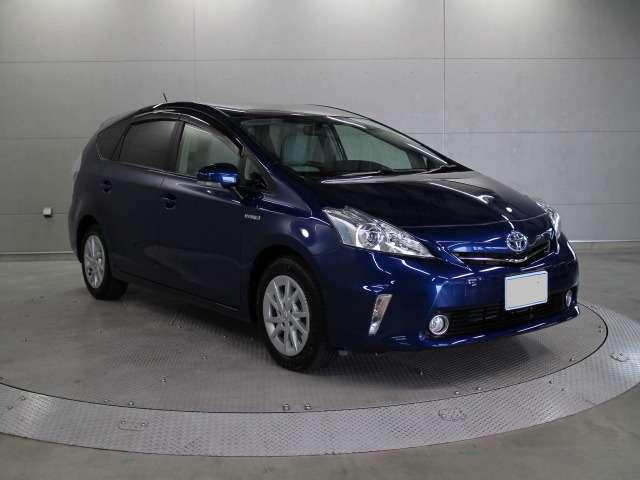 Used Toyota Prius Alpha 2014 model Dark Blue color: Front photo