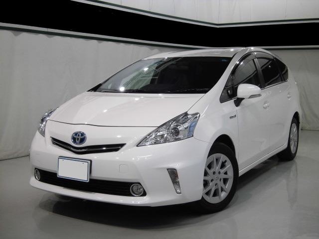Used Toyota Prius Alpha 2014 model Pearl White color: Front photo