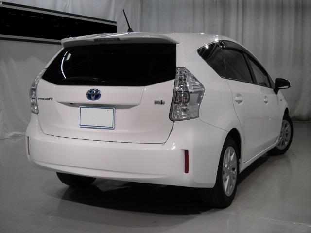 Used Toyota Prius Alpha 2014 model Pearl White color: Back photo
