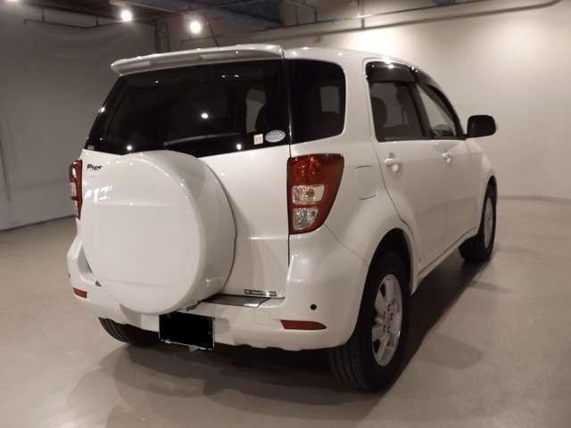 Used Toyota Rushr 2008 model Pearl White color photo: Back view (Rear view)
