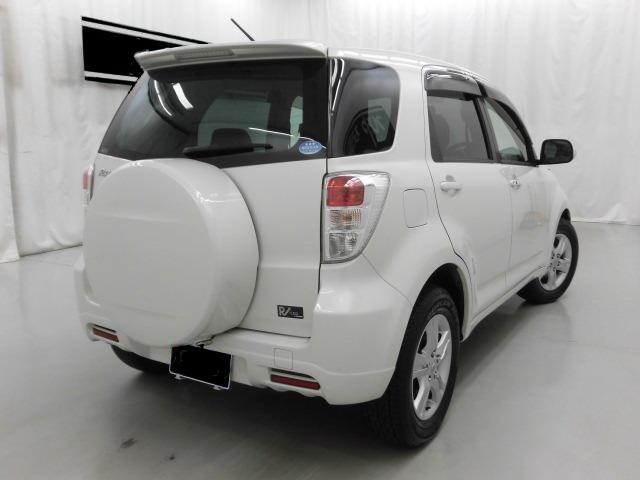 Used Toyota Rushr 2009 model Pearl White color photo: Back view (Rear view)