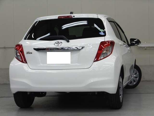 Used Toyota Vitz 2014 Pearl White photo: Back view