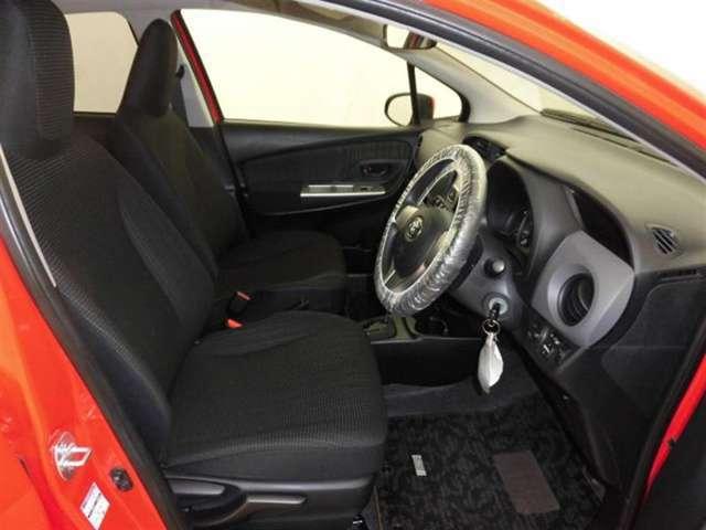Used Toyota Vitz 2014 Red photo: Cockpit view