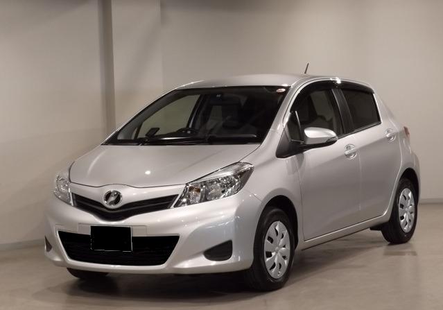 Used Toyota Vitz 2014 Silver photo: Front view