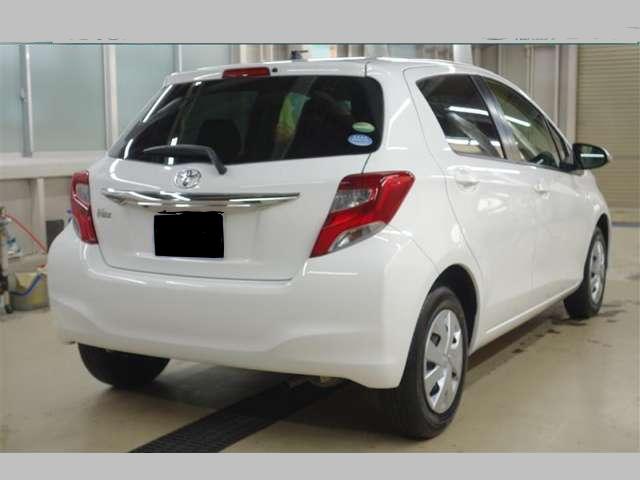 Used Toyota Vitz 2015 model White Pearl color photo: Back view