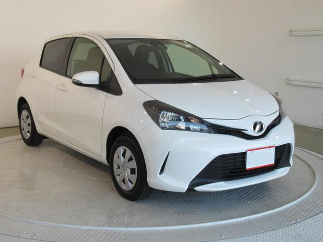 Used Toyota Vitz 2016 model White Pearl color photo: Front view