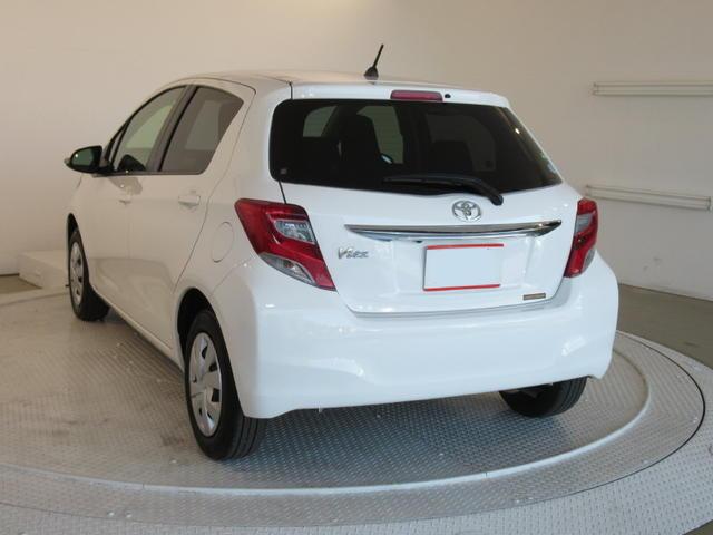 Used Toyota Vitz 2016 model White Pearl color photo: Back view