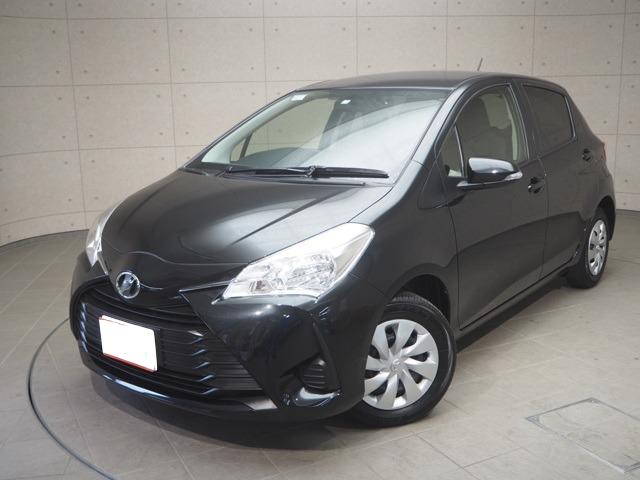 Used Toyota Vitz 2017 model Black color photo: Front view