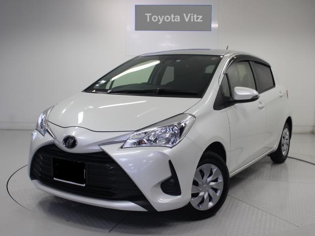 Used Toyota Vitz 2017 model White Pearl color photo: Front view