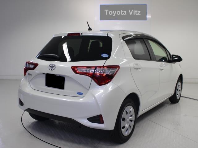 Used Toyota Vitz 2017 model White Pearl color photo: Back view