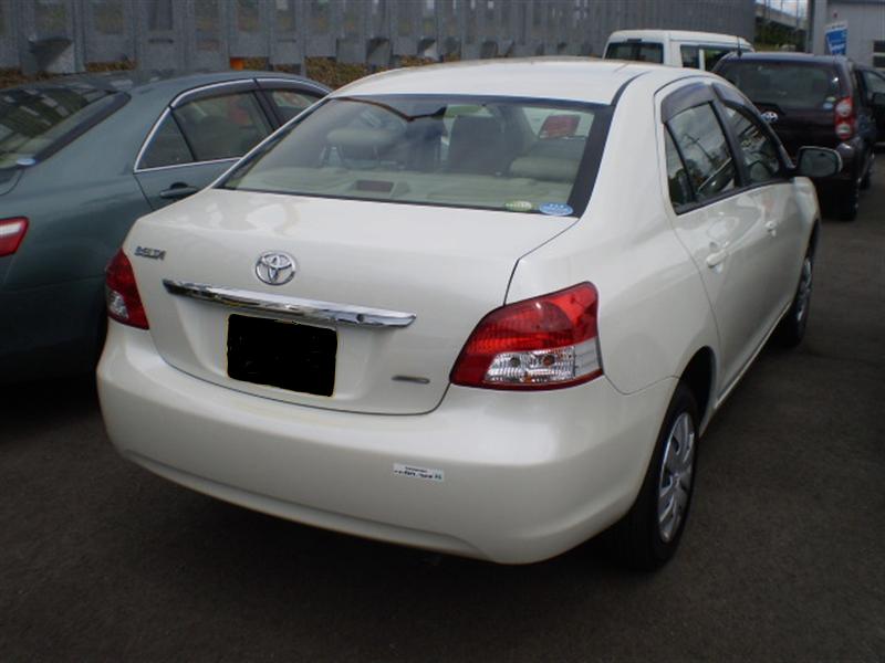 Used Toyota Belta 2012 Model White Pearl photo: Back view