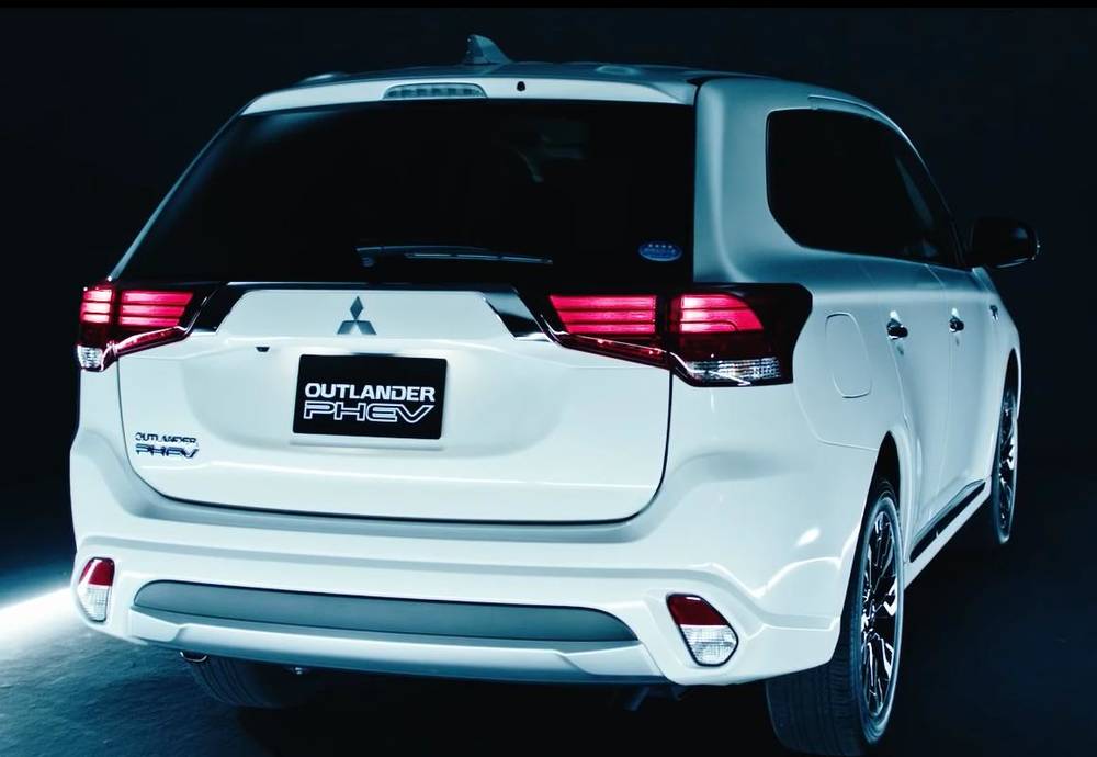 Mitsubishi Outlander PHEV Photo: Rear view 2