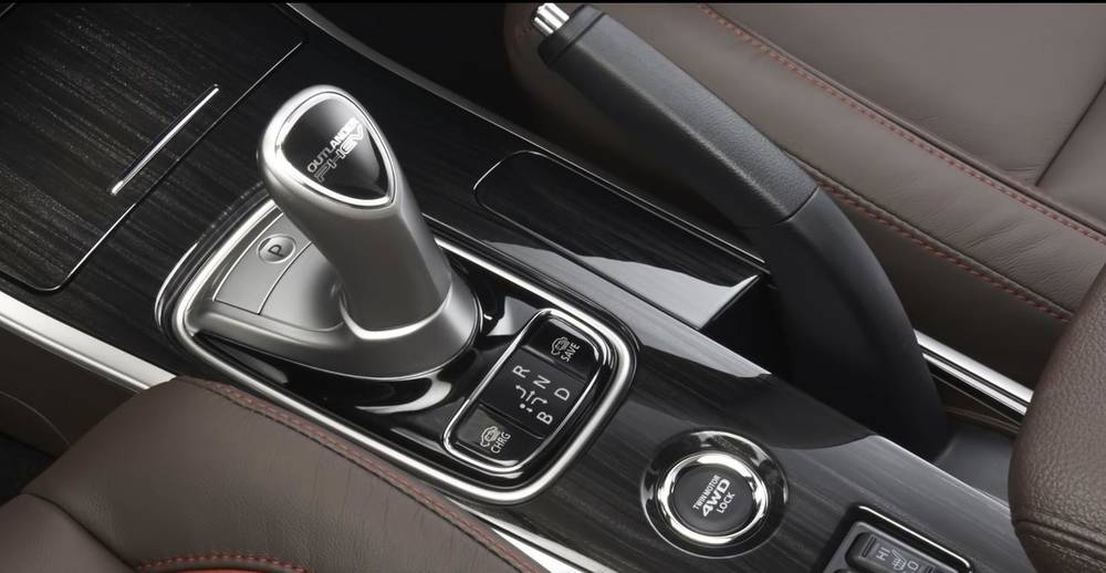 Mitsubishi Outlander PHEV Photo: Shift Knob Style