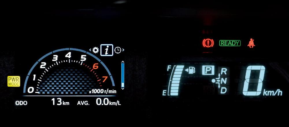 New Toyota Prius Alpha G's Sport photo: Odometer view