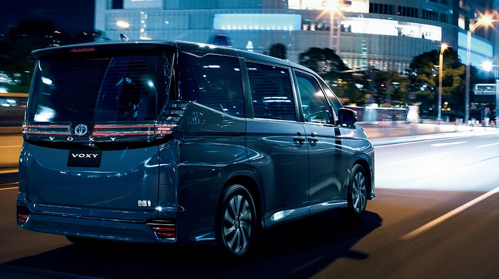 New Toyota Voxy Hybrid SZ photo: Back view image