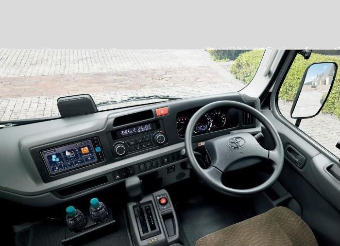 Toyota Coaster GX picture: Cockpit view image