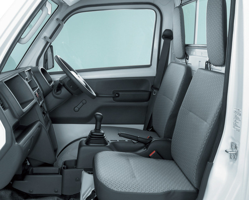 New Nissan NT100 Clipper Truck photo: Interior view