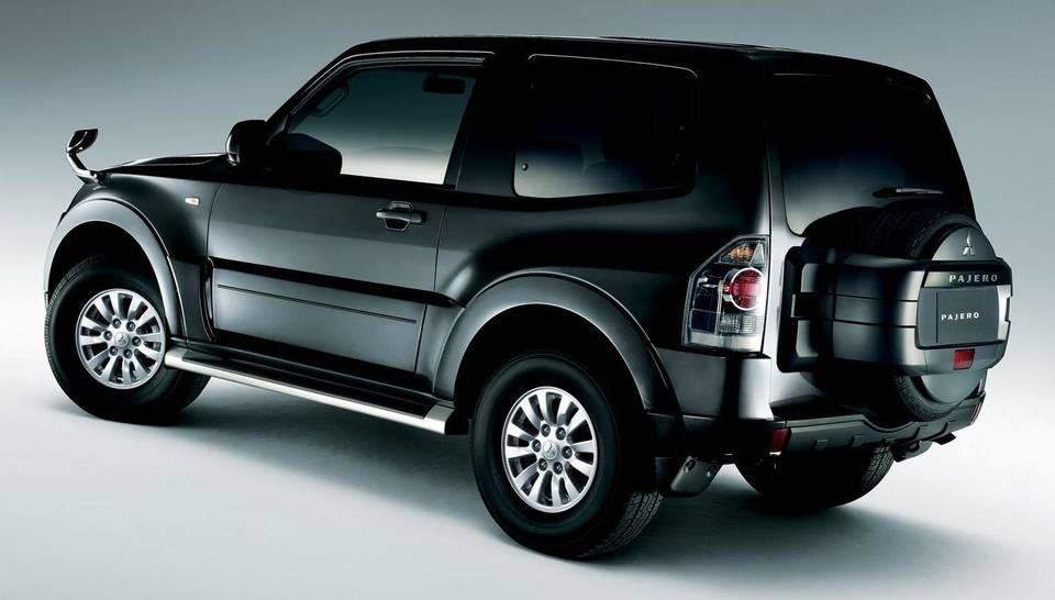 New Mitsubishi Pajero - Back view (3 Doors)