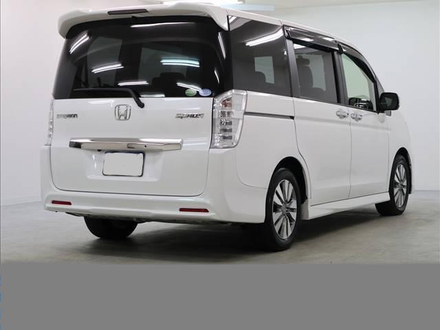Used Honda Stepwagon 2014 model White Pearl  body color photo: Back view