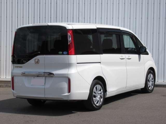 Used Honda Stepwagon 2016 model White Pearl  body color photo: Back view
