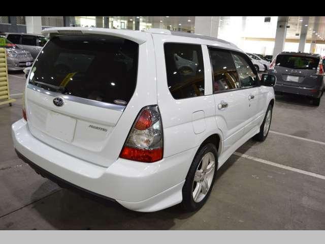 Used Subaru Forester 2005 Model White Pearl body color photo: Back view