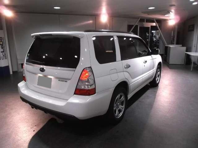 Used Subaru Forester 2006 Model White Pearl body color photo: Back view
