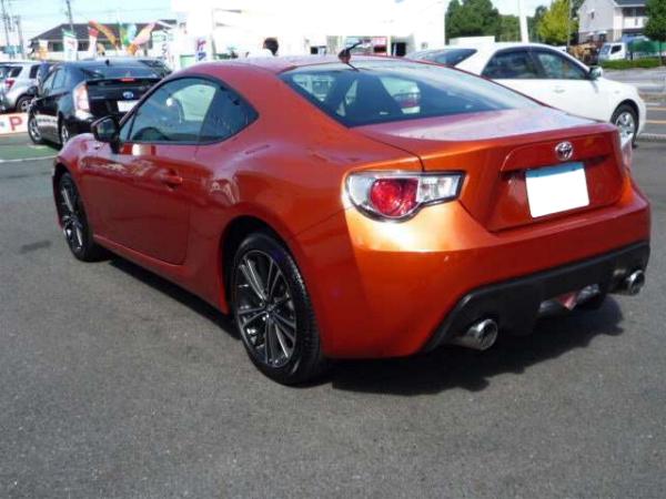 Used Toyota 86 Orange body color 2012 model photo: Rear view