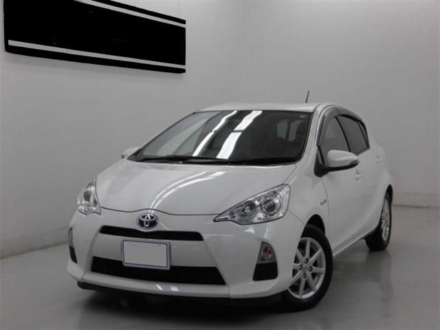 Toyota Aqua used car 2012 model Pearl White color photo: Front view