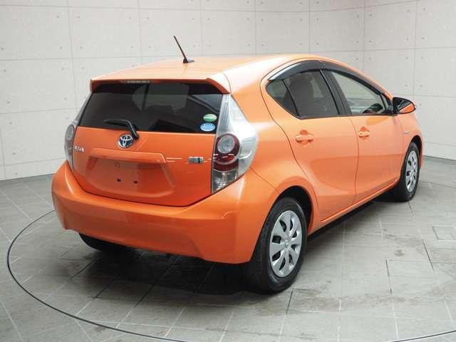Toyota Aqua used car 2013 model Orange color photo: Back view (Rear view)