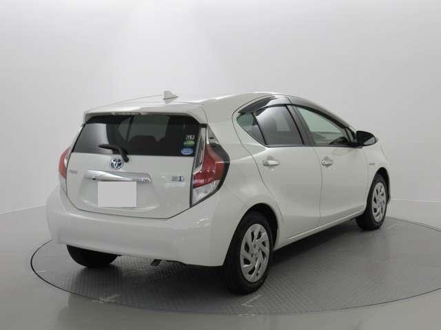 Used Toyota Aqua 2016 model White Pearl color photo: Back view