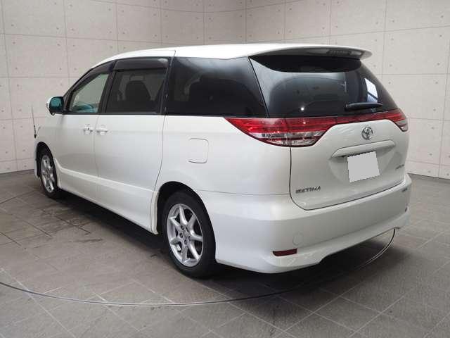 Used Toyota Estima White Pearl body color 2006 model photo: Back view