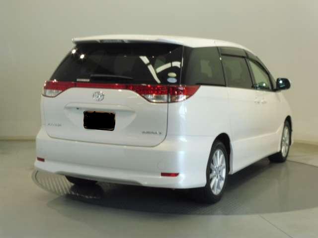Used Toyota Estima White Pearl body color 2011 model photo: Back view