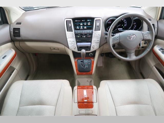 Used Toyota Harrier 2008 model Pearl White color photo: Interior view Used Toyota Harrier 2008 model Pearl White color photo: Interior view
